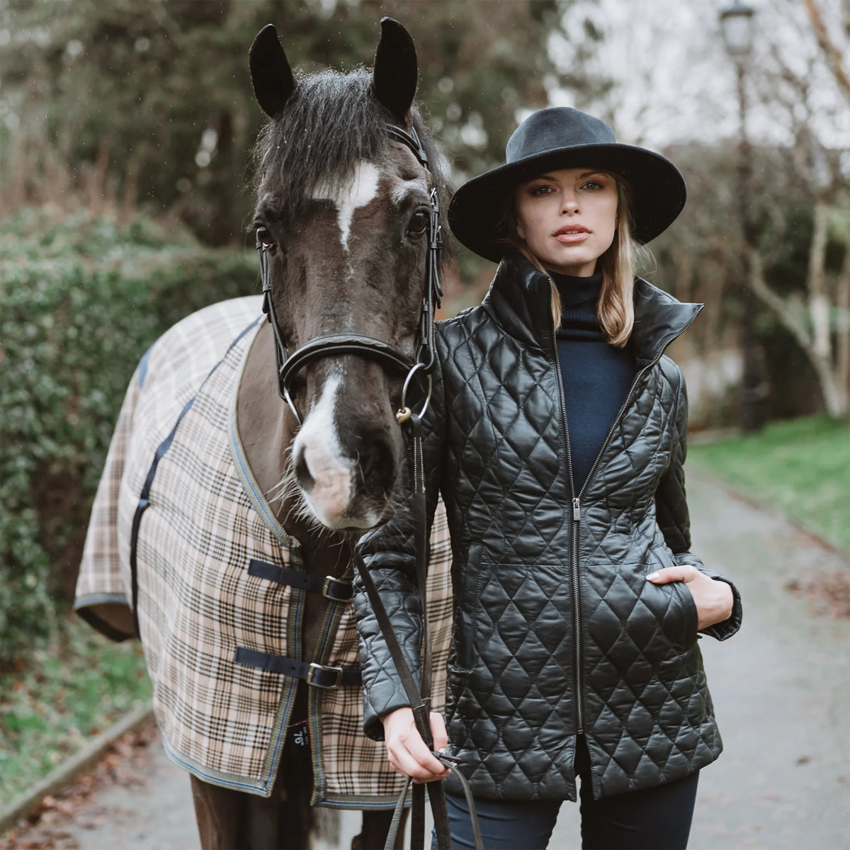 Women's Quilted Navy Leather Coat – Classic Winter Outerwear – view 5